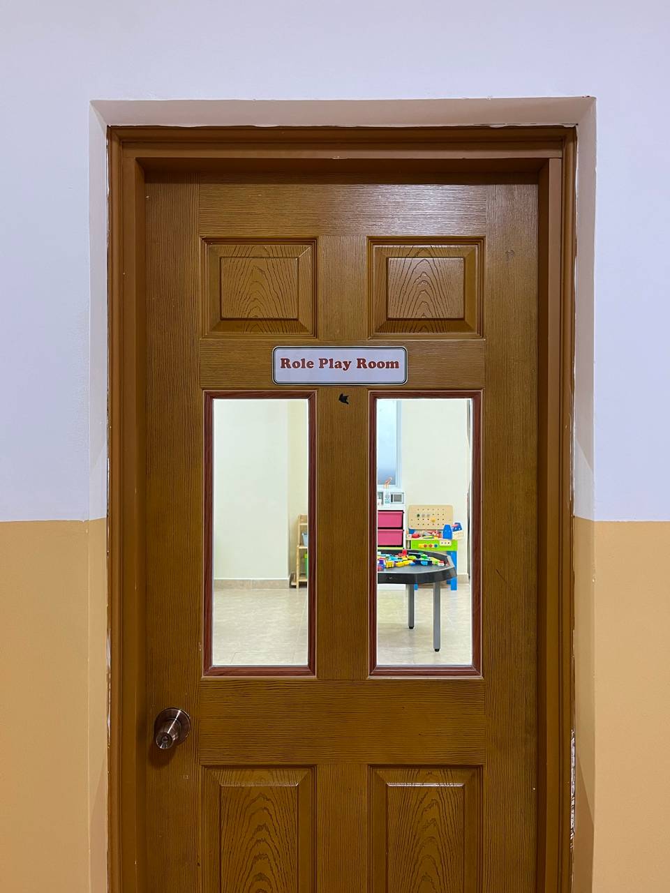 Role Play Room 문패가 붙은 문과 안쪽 놀이 테이블