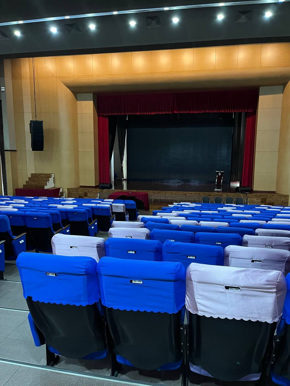 무대와 파란 좌석이 있는 공연장