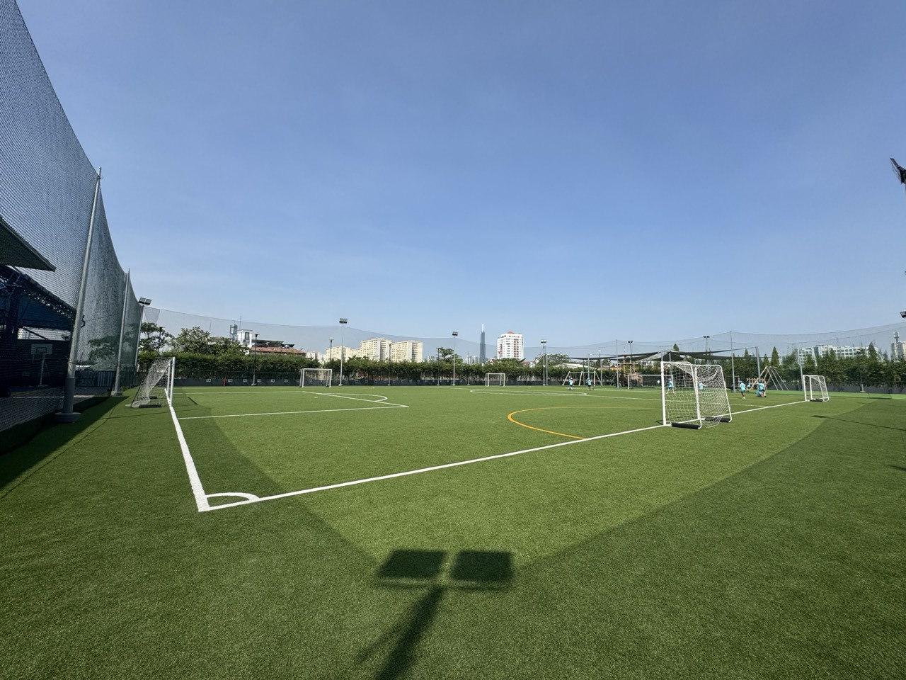 골대가 놓인 인조잔디 축구장
