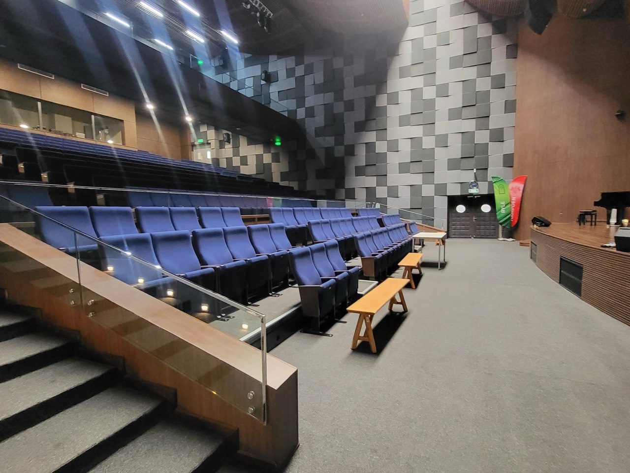 계단식 객석과 무대가 있는 강당