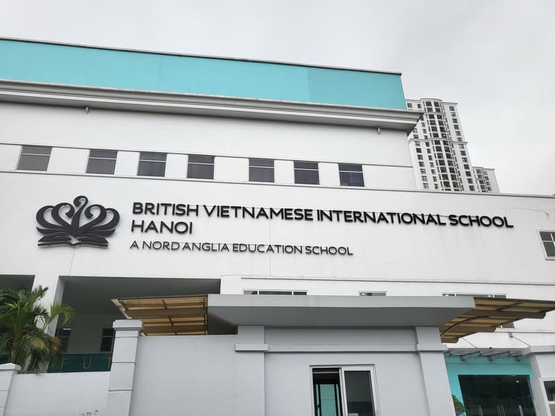 학교 이름과 로고가 붙은 BVIS 하노이 건물 외벽