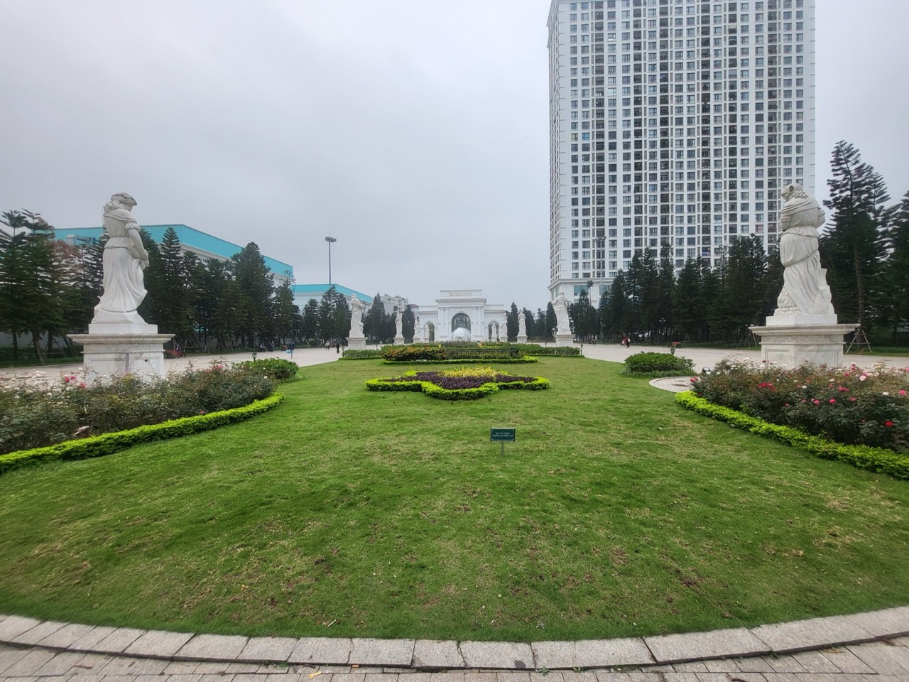 조각상과 화단이 있는 로얄시티 단지의 정원