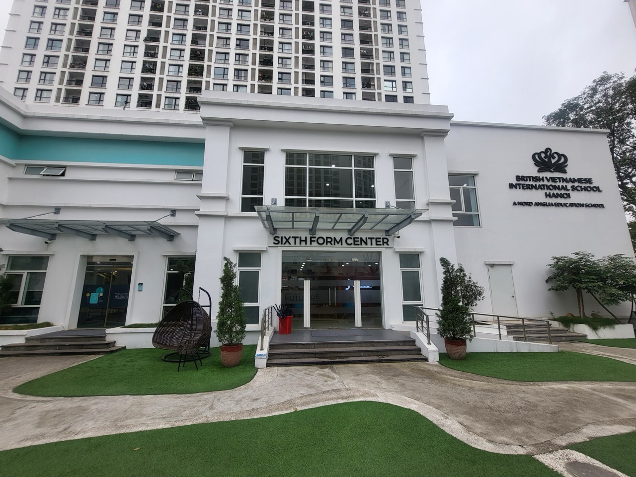 잔디 마당 너머로 보이는 식스폼 센터 입구