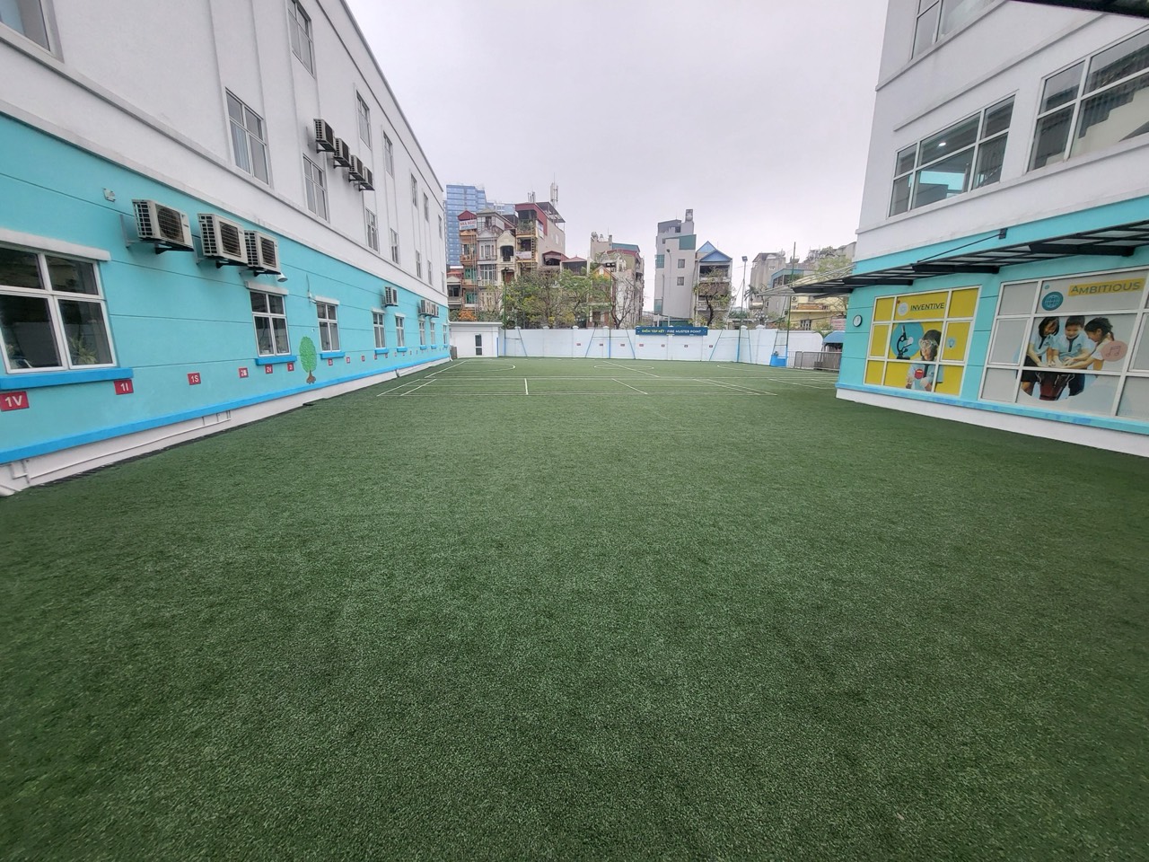 건물 사이에 인조 잔디를 깐 마당