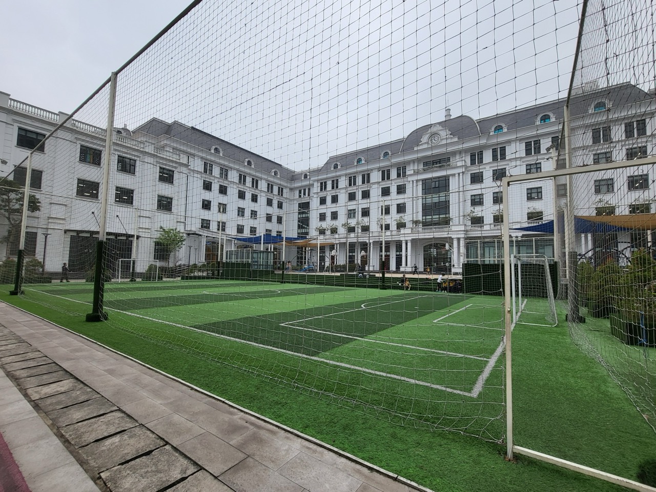 학교 건물 앞 잔디 축구장