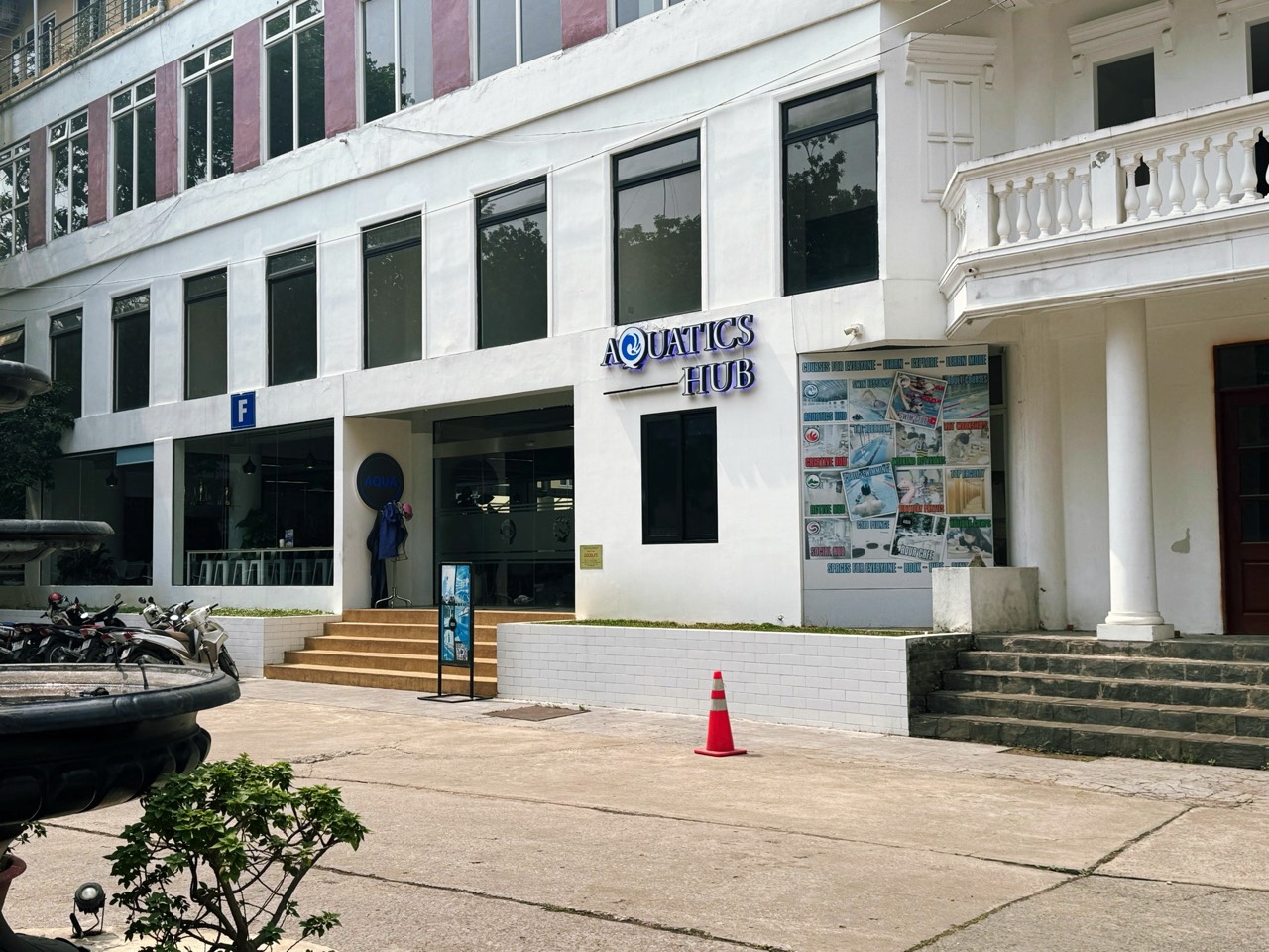 Aquatics Hub 간판이 걸린 수영 시설 건물