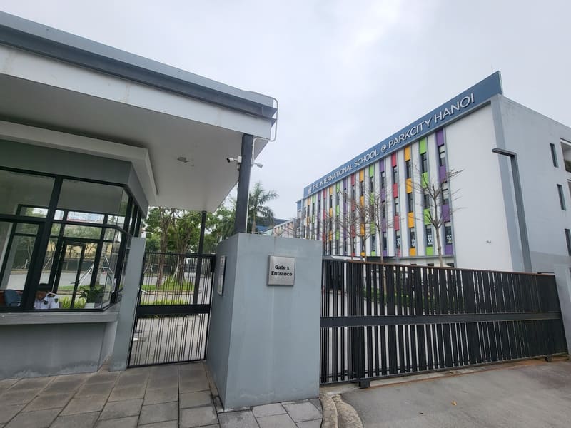 ISPH 국제학교 1번 정문과 학교 이름이 적힌 색색 창틀의 교사동