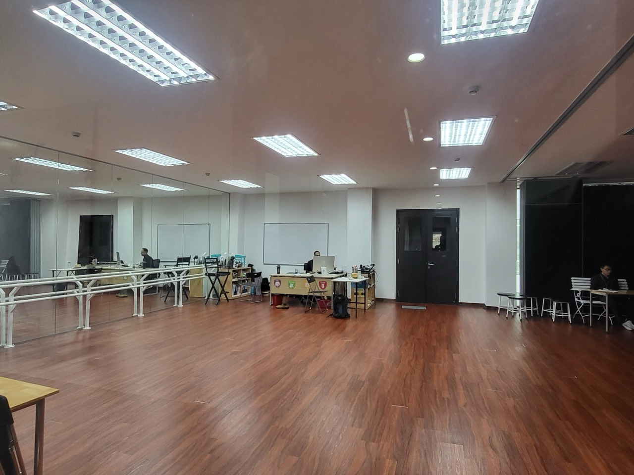 거울 벽과 발레 바가 있는 댄스 스튜디오