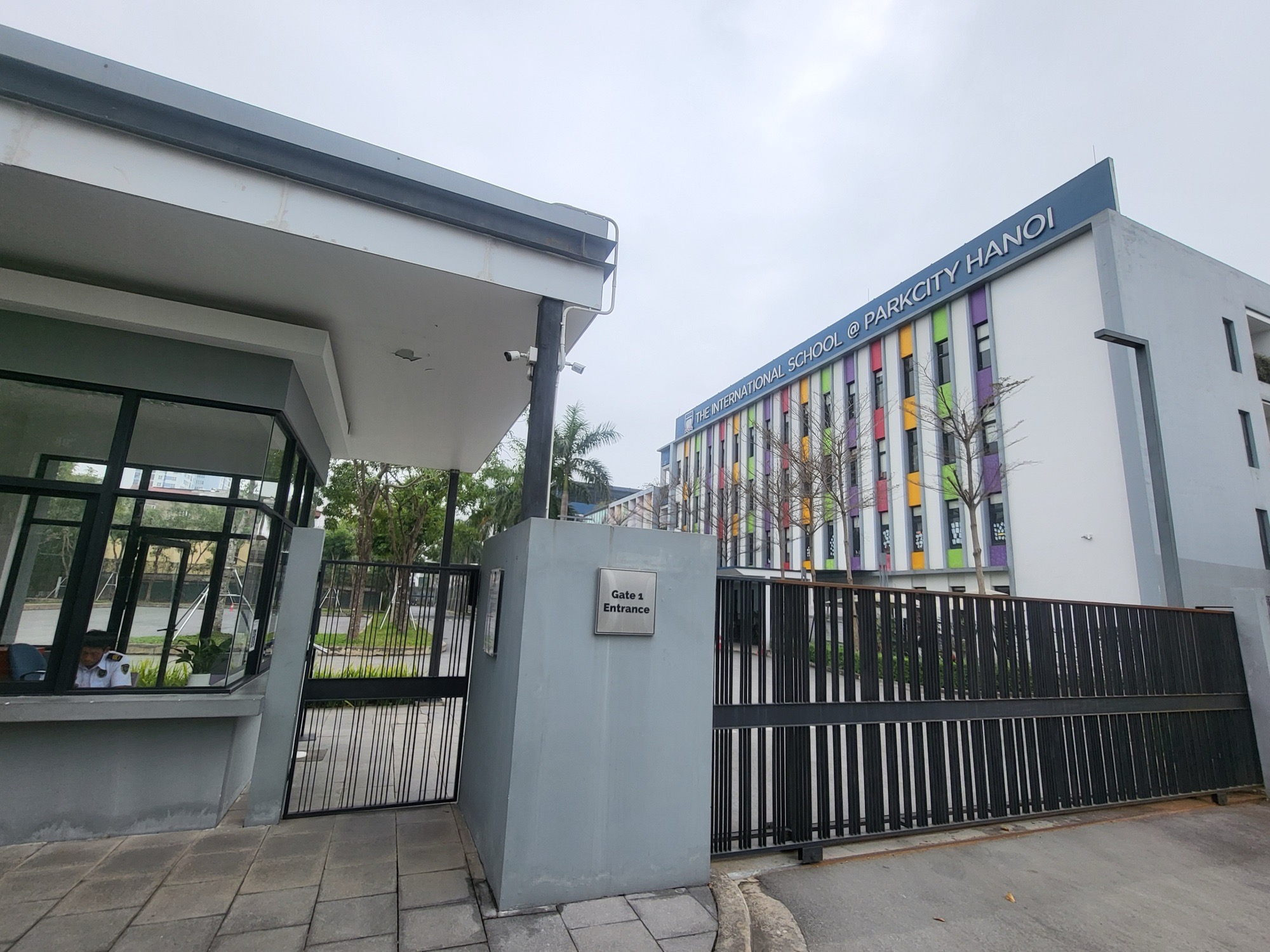 ISPH 국제학교 1번 정문과 학교 이름이 적힌 색색 창틀의 교사동