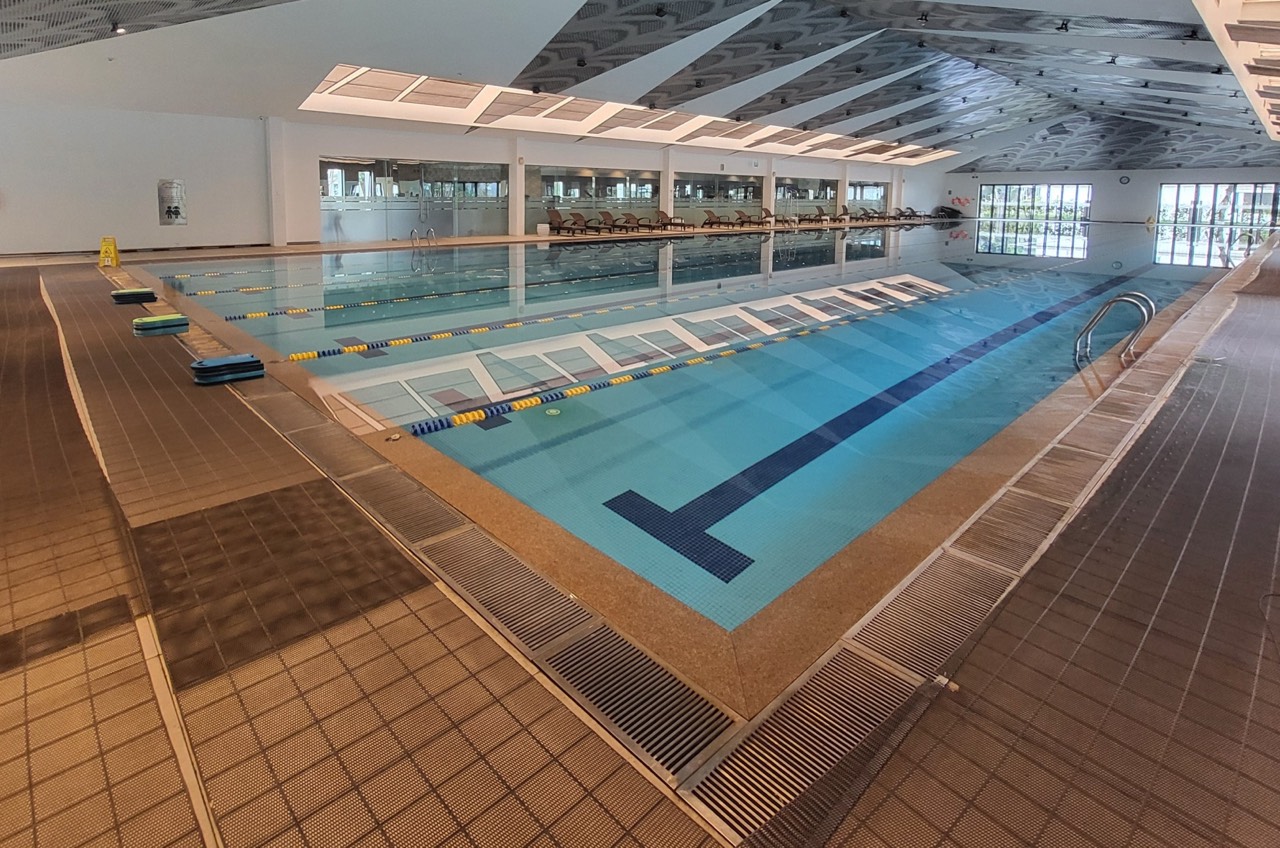 레인이 나뉜 50m 실내 수영장