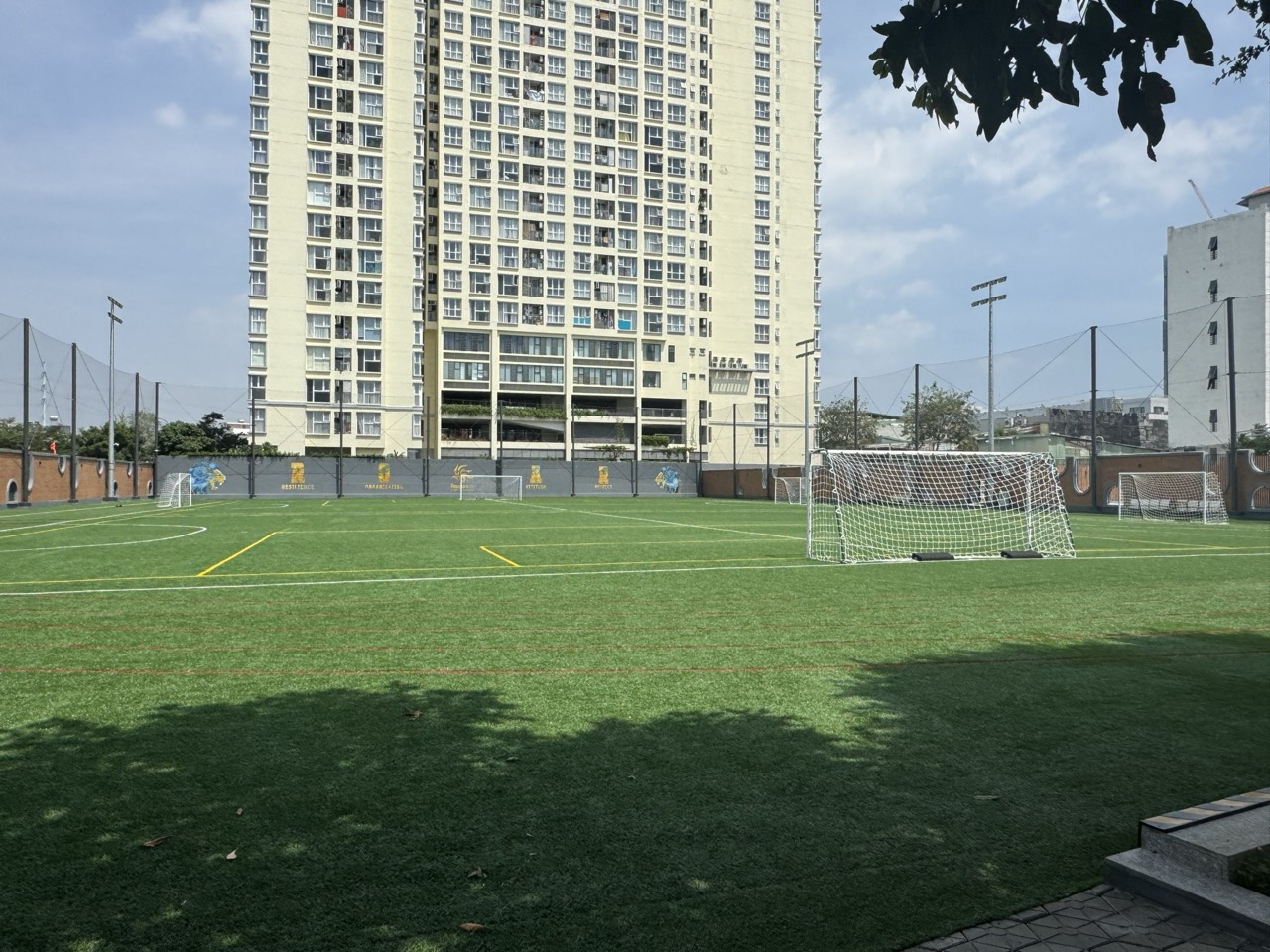 축구 골대가 놓인 잔디 운동장