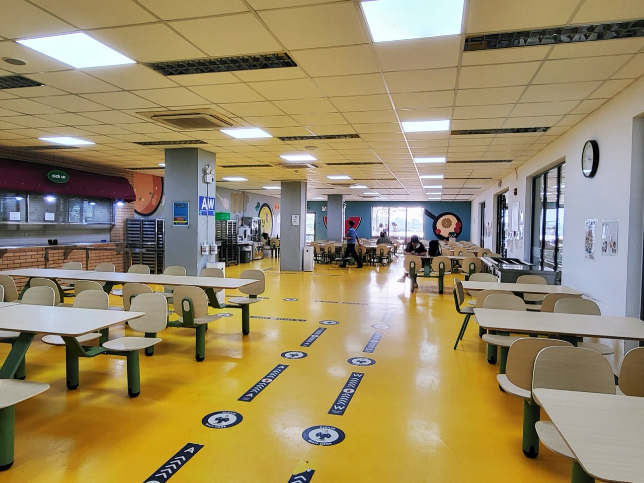여러 줄의 식탁이 놓인 큰 식당