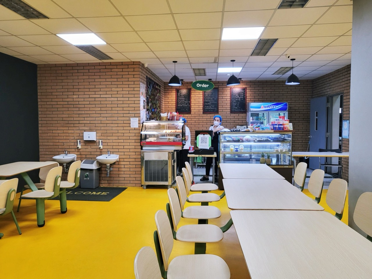 간식과 음료를 파는 작은 식당