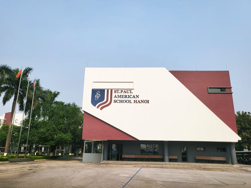 세인트폴 국제학교 본관 외벽의 학교 로고와 정문 앞 광장