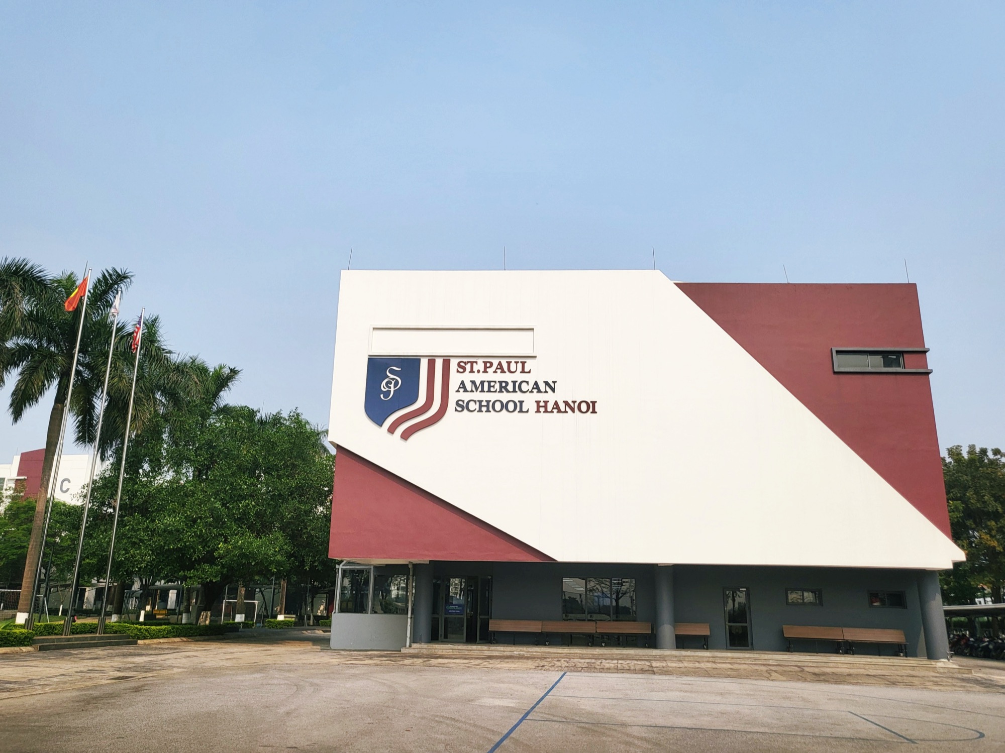 세인트폴 국제학교 본관 외벽의 학교 로고와 정문 앞 광장