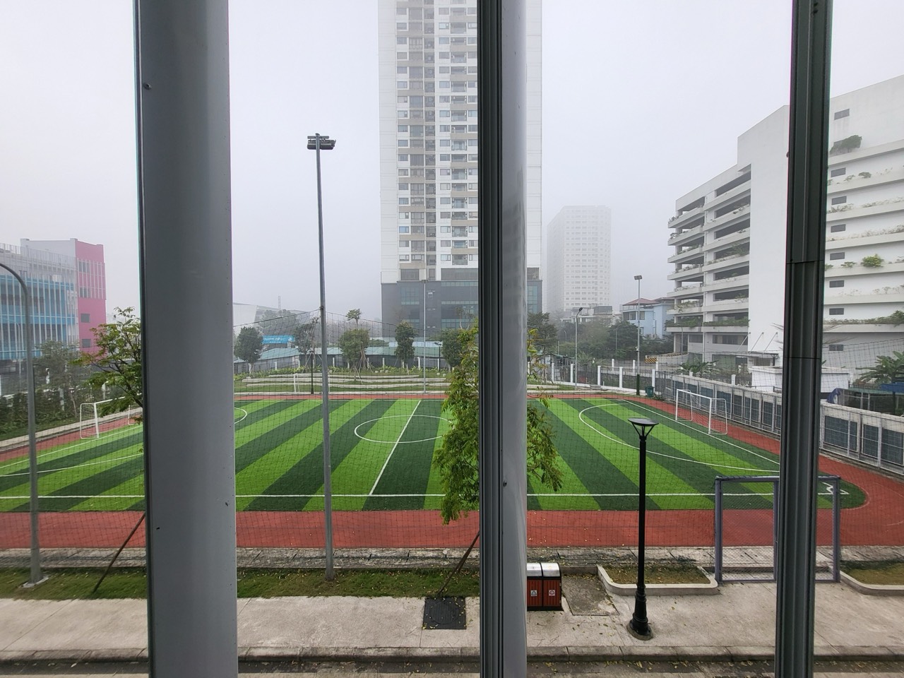 창 너머로 보이는 잔디 축구장